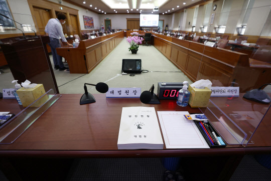 '대장동 개발 특혜 의혹'이 정국의 블랙홀이 되고 있는 가운데 1일 열리는 문재인 정부에 대한 마지막 국정감사를 앞두고 30일 서울 서초동 대법원에서 관계자들이 국감장을 점검하고 있다. 연합뉴스